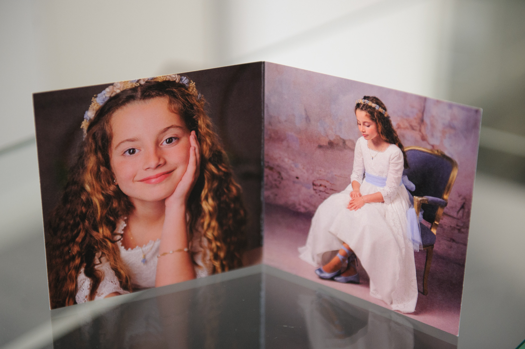 Interior de díptico de Primera Comunión con dos fotografías
