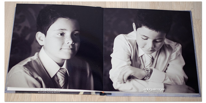 Álbum Libro de Primera Comunión abierto con fotografías en blanco y negro