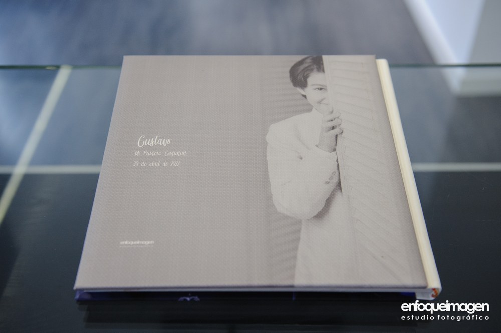 Álbum Libro de Primera Comunión cerrado mostrando su diseño exterior