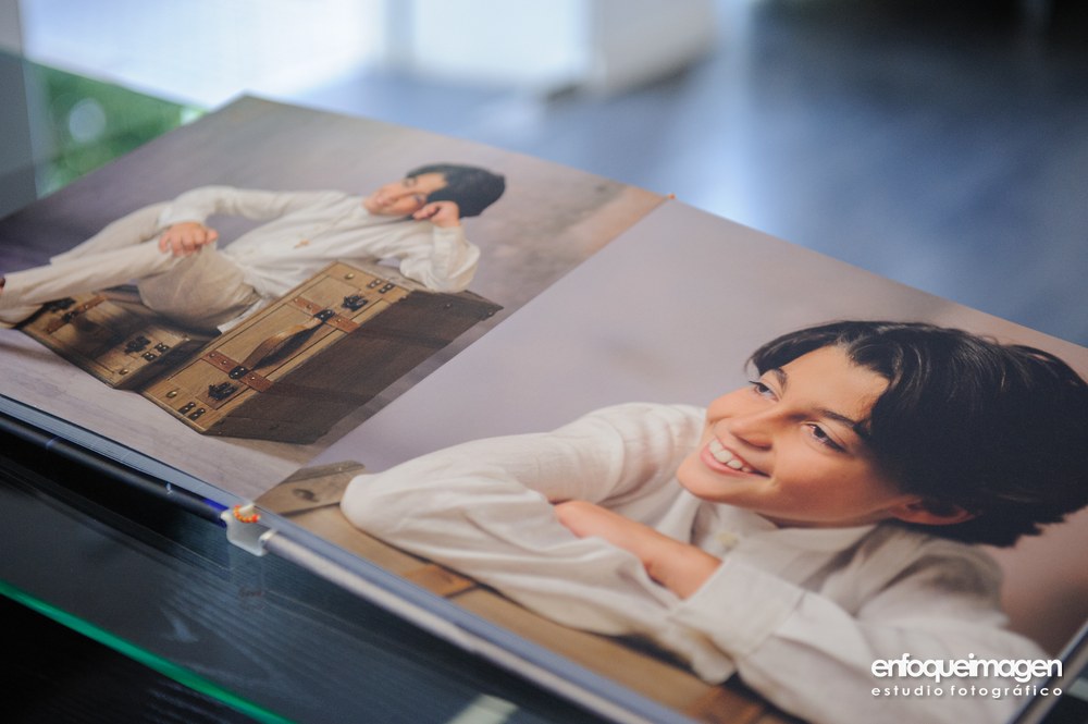 Doble página de Álbum Libro de Primera Comunión con composición fotográfica