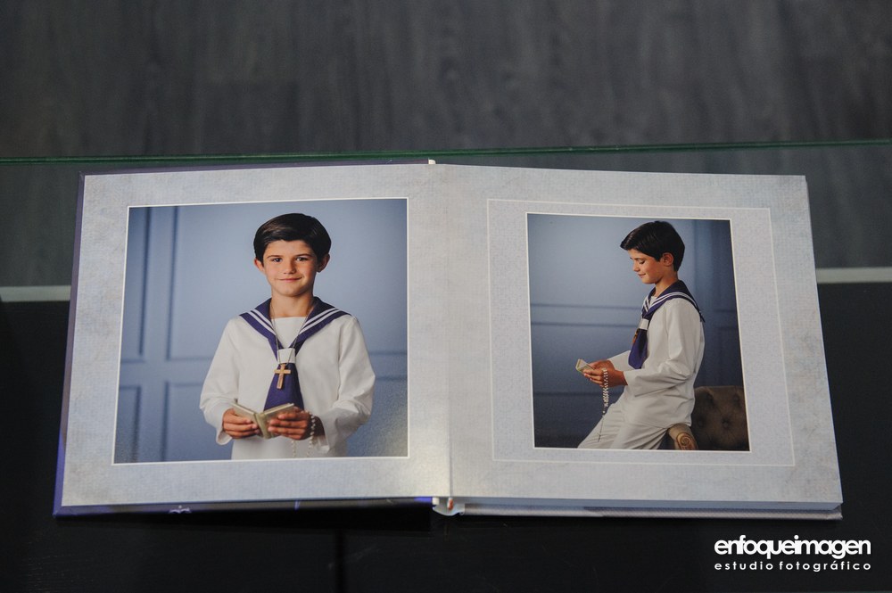 Doble página de Álbum Libro con fotografías de Primera Comunión