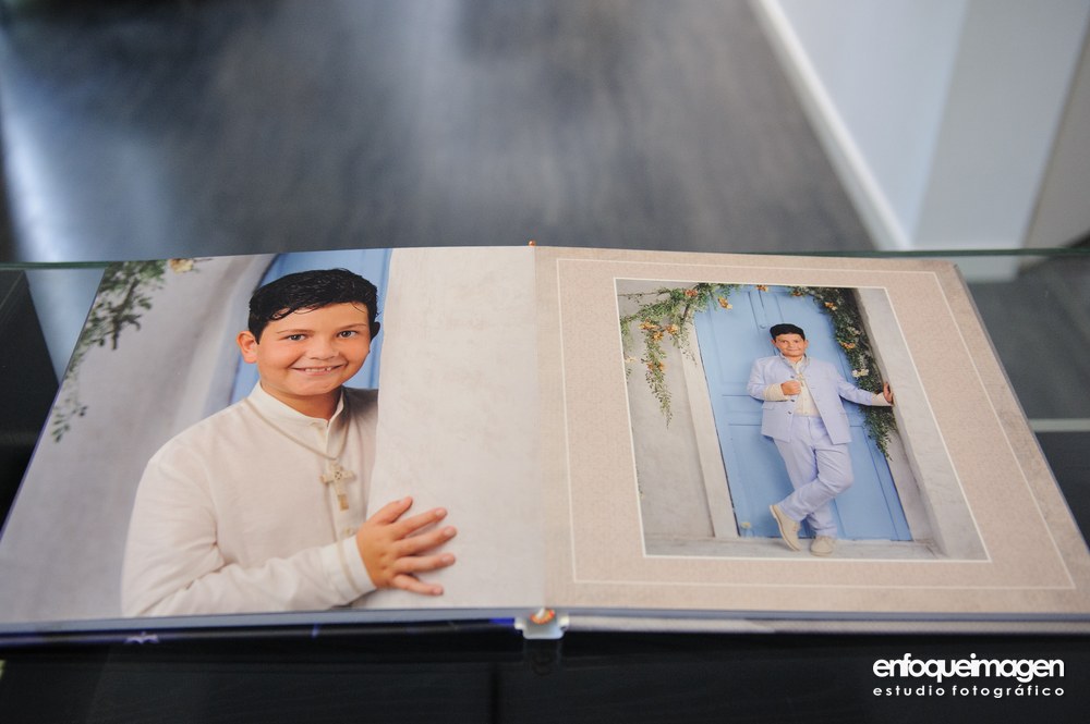 Álbum Libro de Primera Comunión abierto con composición fotográfica