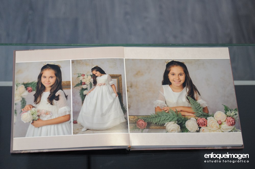 Álbum Libro de Primera Comunión de niña abierto mostrando varias fotografías