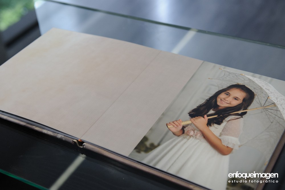 Página interior de Álbum Libro de Primera Comunión de niña