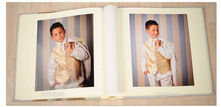 Álbum tradicional de comunión mostrando dos fotografías verticales