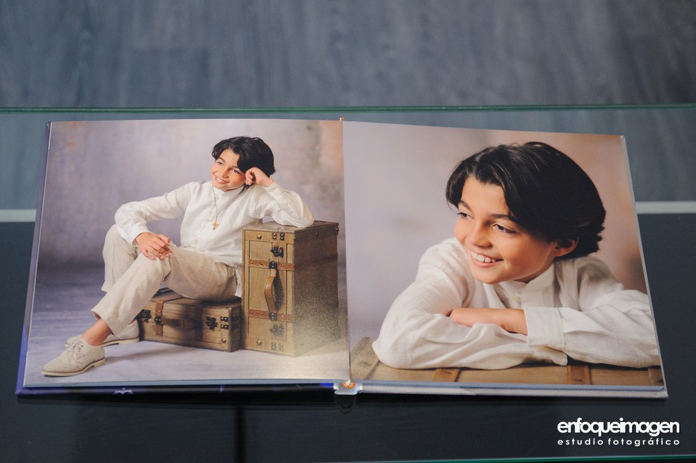 Álbum Libro de Primera Comunión abierto con diseño fotográfico