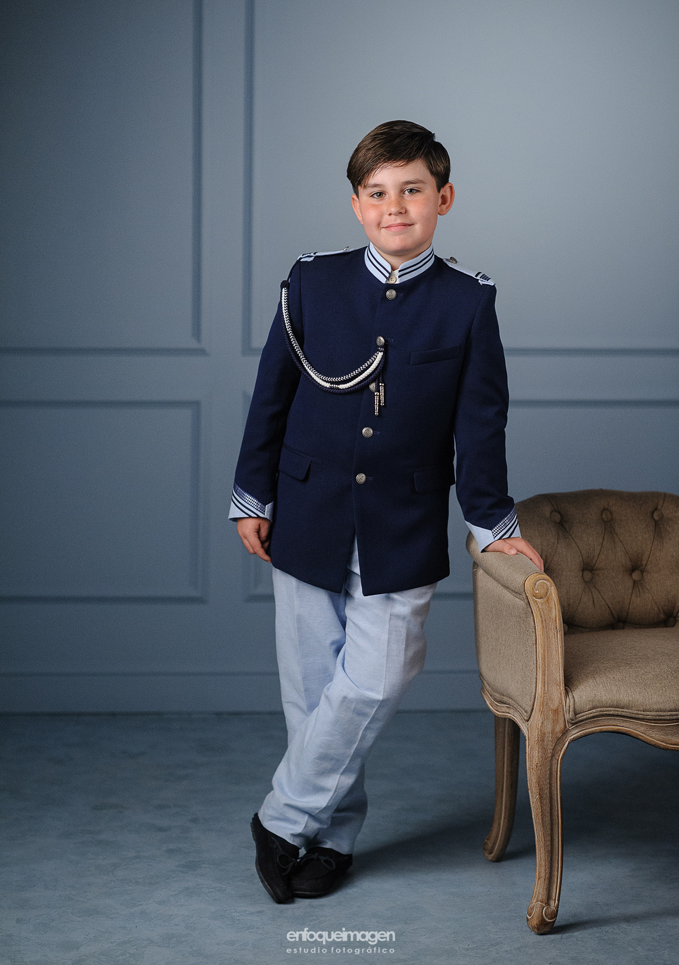 Retrato de niño de Primera Comunión con iluminación de estudio