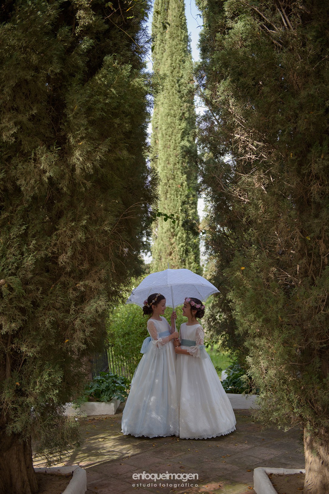 Fotografías de comunión en exterior con dos hermanas