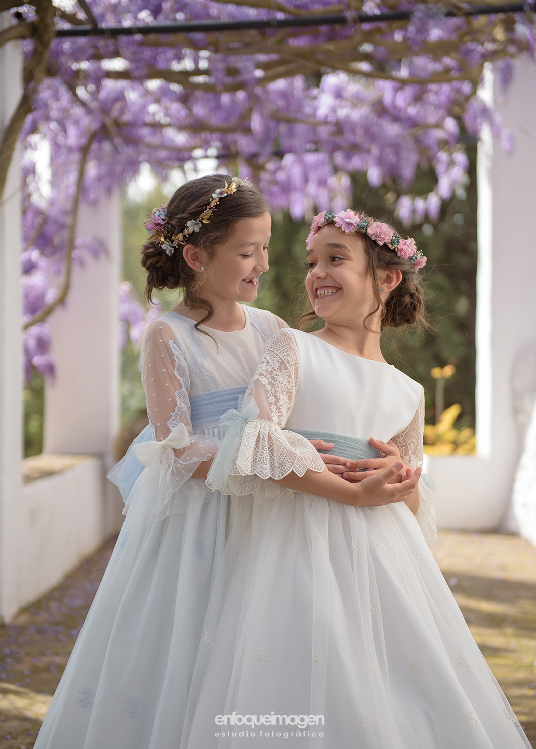 Fotografía de dos niñas de Primera Comunión en exterior