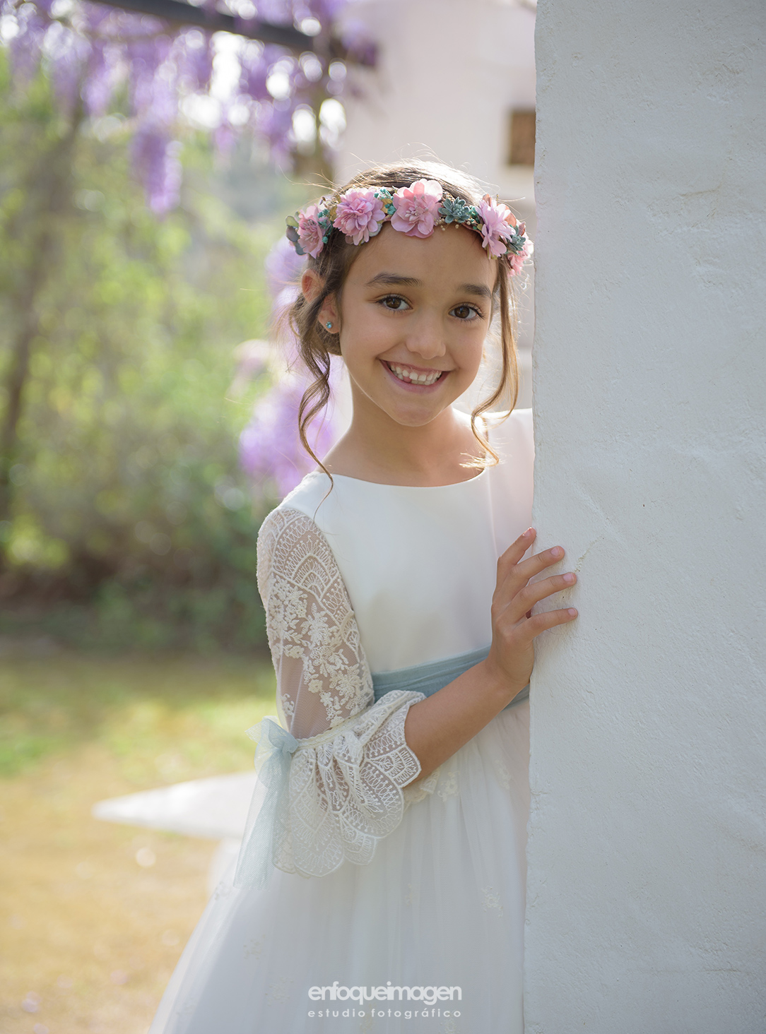 Retrato de niña de Primera Comunión en exterior
