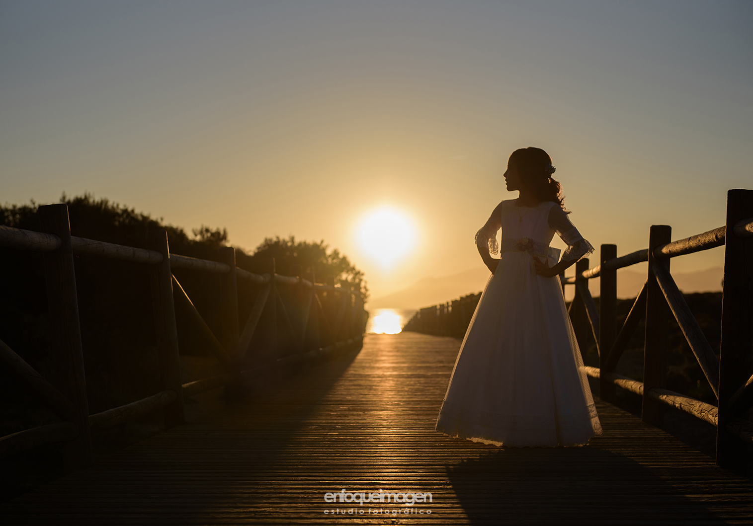 Fotografía de Primera Comunión al atardecer en Málaga