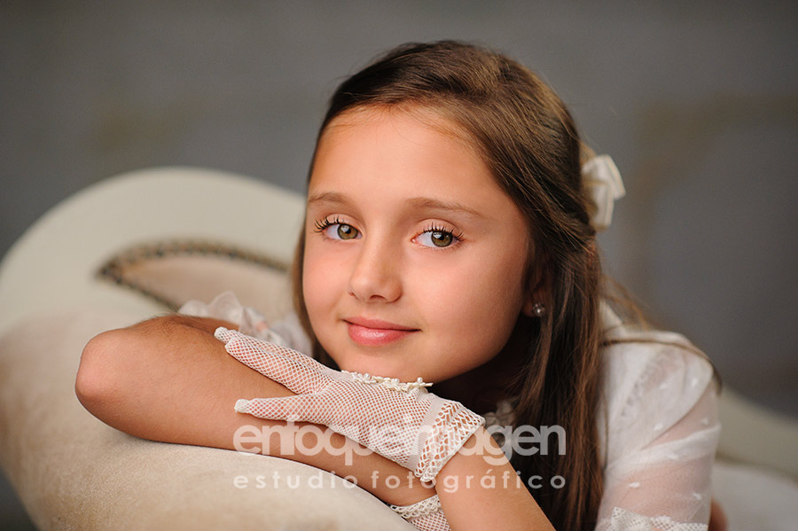 Retrato de niña de Primera Comunión en estudio