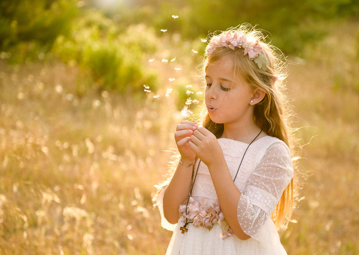 Fotografía de Primera Comunión de niña en estudio
