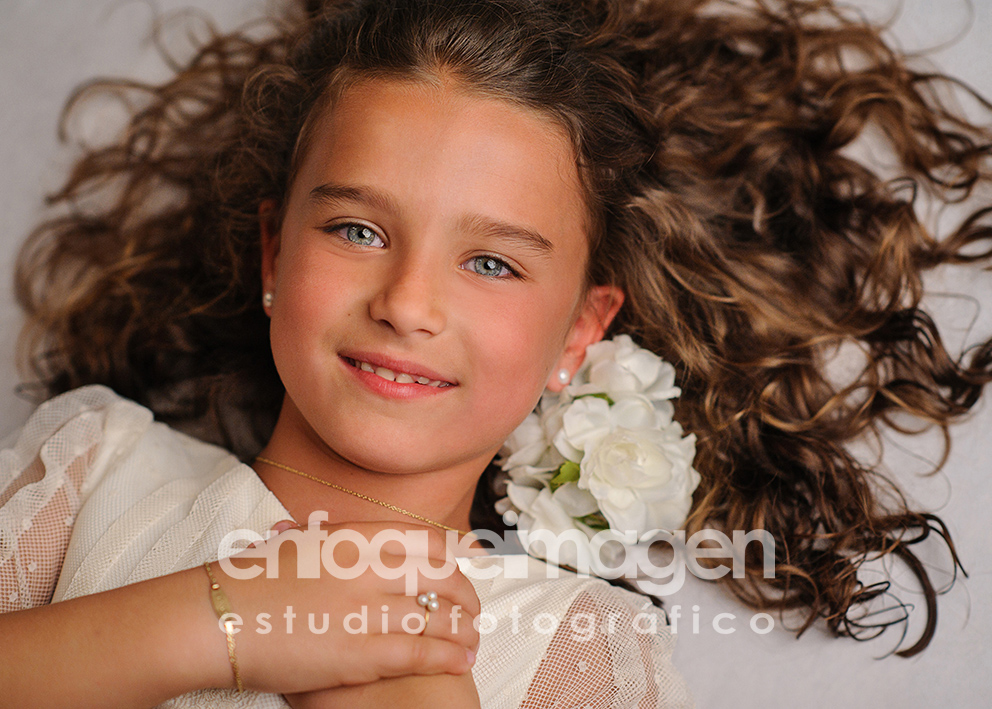 Retrato de niña de Primera Comunión realizado en estudio en Málaga