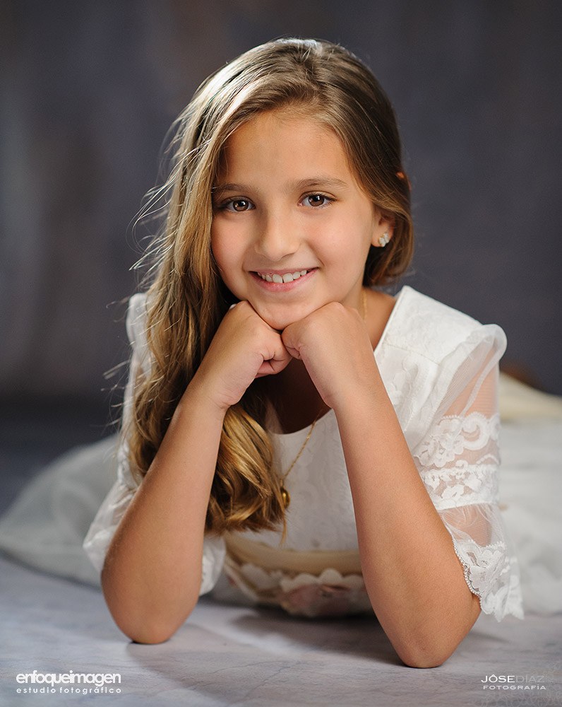 Fotografía espontánea de Primera Comunión en estudio