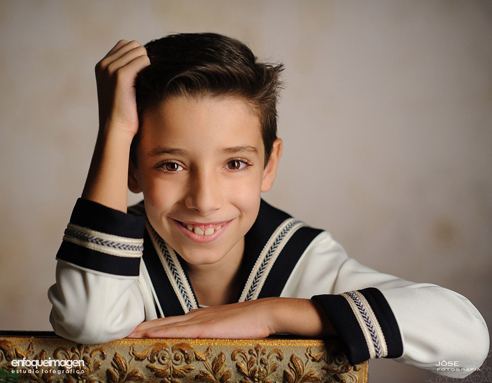 Retrato de niño de comunión en estudio