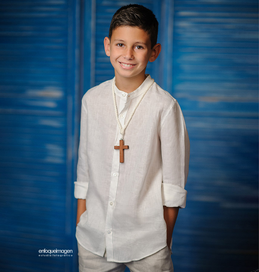 Retrato de niño de Primera Comunión en estudio