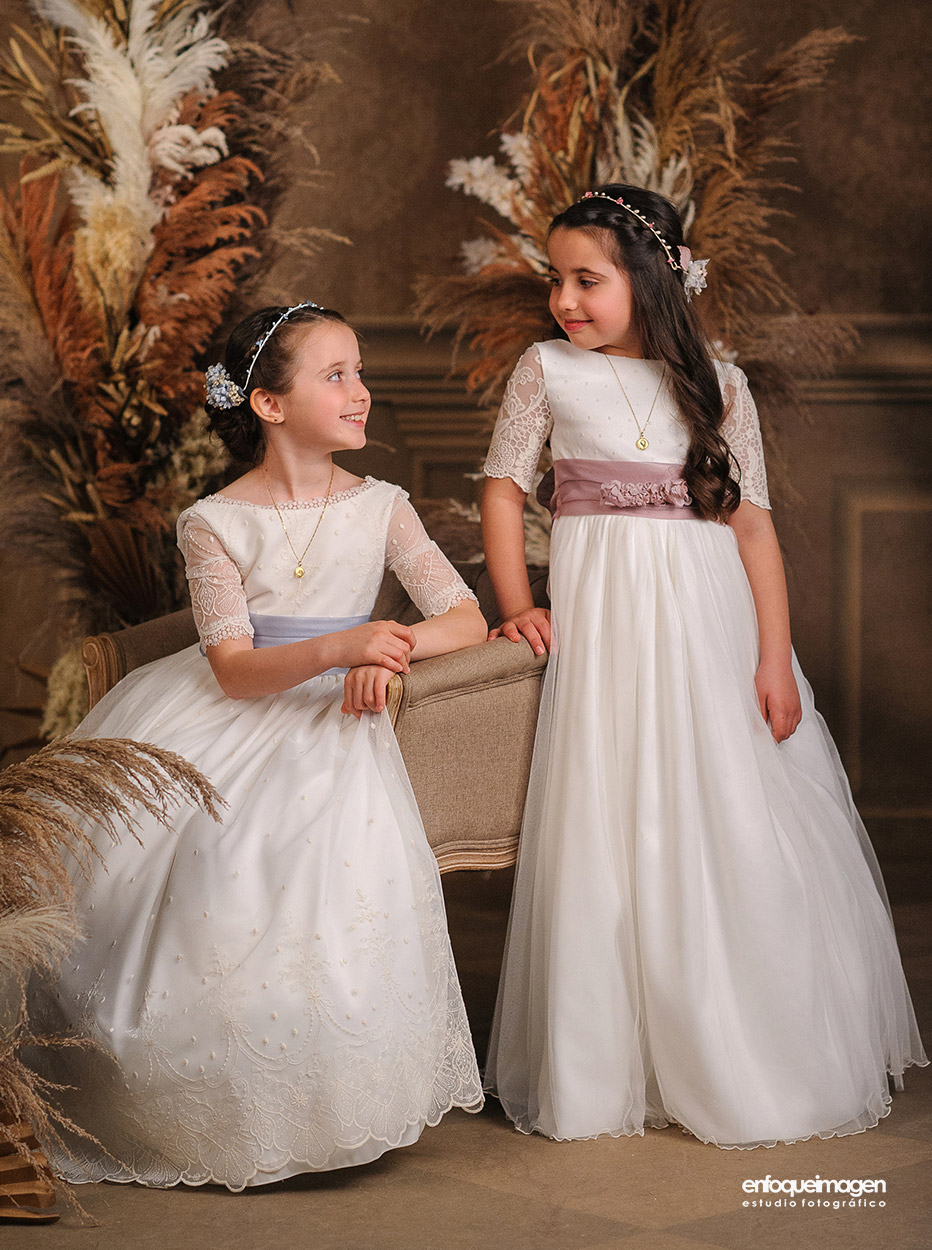 Fotografía de dos niñas de Primera Comunión en un decorado de estudio