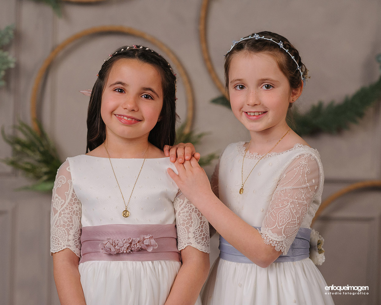 Retrato de dos niñas durante una sesión de Primera Comunión en nuestro estudio de Málaga