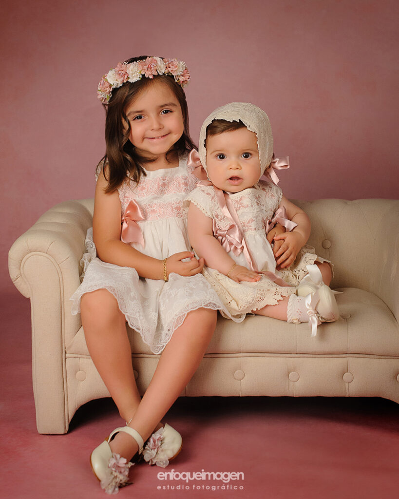 fotografia de hermanas vestidas para bautizo en estudio de fotos en malaga enfoqueimagen