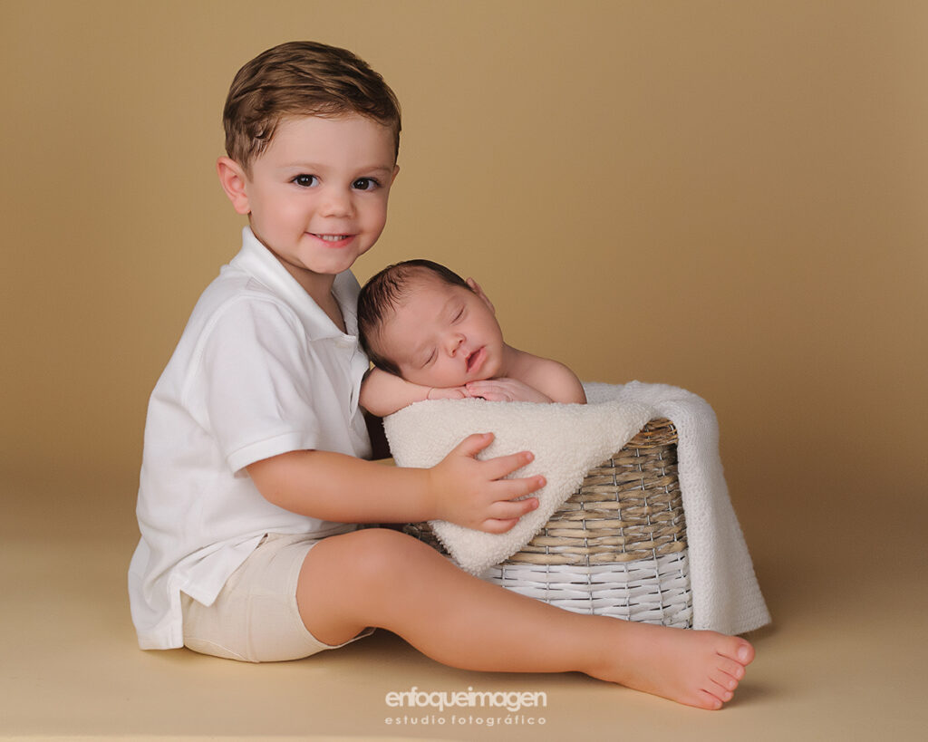 niño con hermano recien nacido