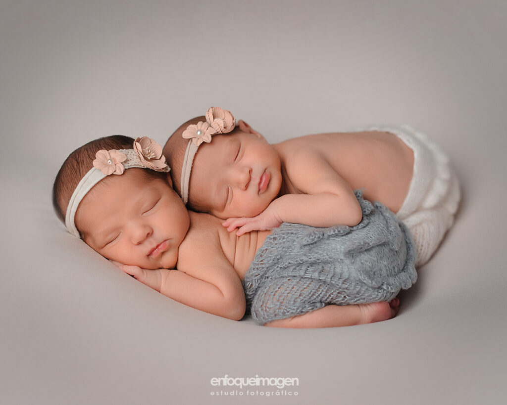 dos bebes recien nacidos mellizos