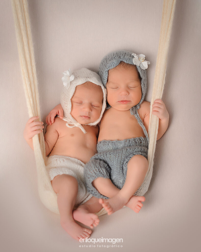 recien nacidos mellizos en estudio fotografico en enfoqueimagen en malaga