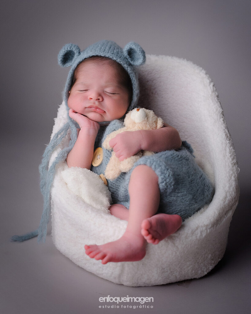 fotografia de bebé con ropa a conjunto en estudio