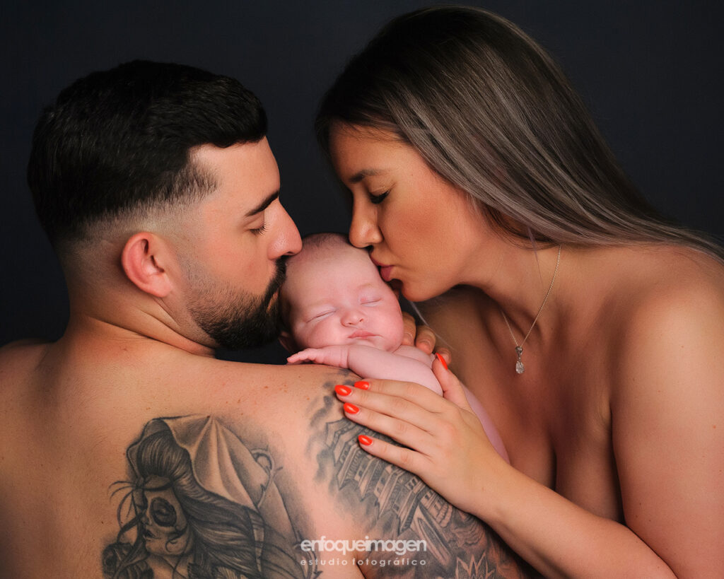 fotografia de familia durante un reportaje de fotos para recién nacido en estudio fotografico enfoqueimagen en malaga