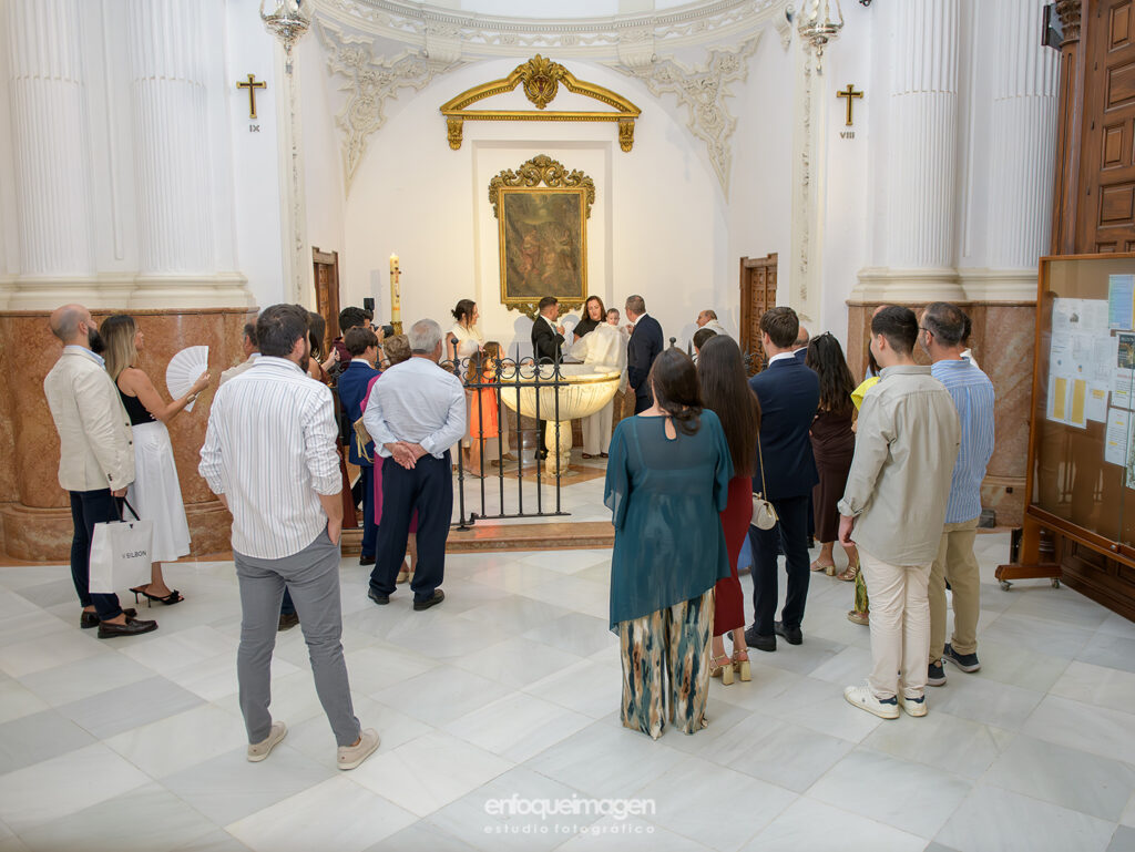 fotografia de ceremonia de bautizo con familia en malaga