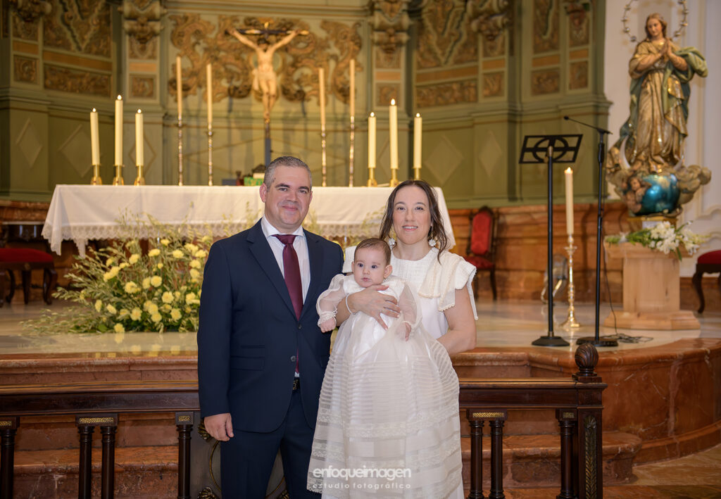 fotografia en iglesia familiar despues de ceremonia de bautizo en malaga